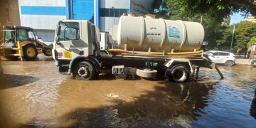 7 شفاطات للإصلاح.. محافظة الجيزة تعلن قطع المياه عن الشوارع المحيطة بميدان فيني بالدقي بسبب كسر مفاجئ بخط المياه بالمنطقة 13 - جريدة المساء