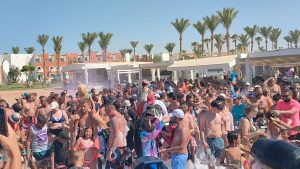 حفلات "الفوم بارتى" لكسر الموجة الحارة على شواطئ الغردقة 25 - جريدة المساء