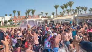 حفلات "الفوم بارتى" لكسر الموجة الحارة على شواطئ الغردقة 23 - جريدة المساء