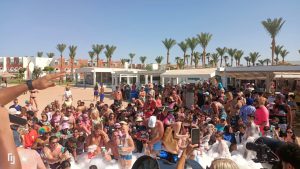 حفلات "الفوم بارتى" لكسر الموجة الحارة على شواطئ الغردقة 19 - جريدة المساء