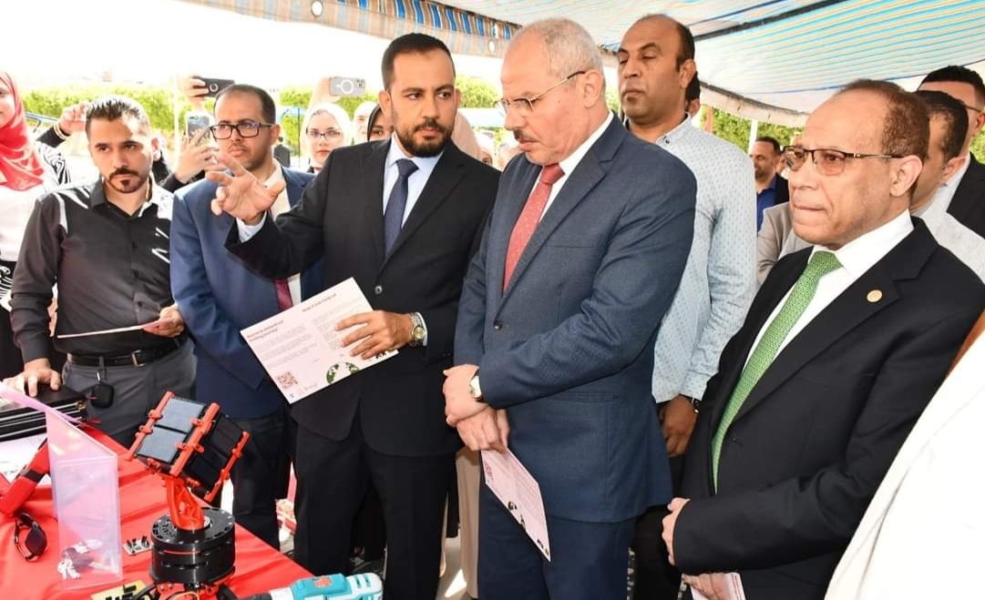 د.مندور يتفقد مشروعات تخرج الكلية المصرية الصينية للتكنولوجيا التطبيقية 20 - جريدة المساء د.مندور يتفقد مشروعات تخرج الكلية المصرية الصينية للتكنولوجيا التطبيقية 19 - جريدة المساء