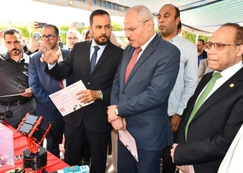 د.مندور يتفقد مشروعات تخرج الكلية المصرية الصينية للتكنولوجيا التطبيقية 23 - جريدة المساء