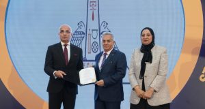 رئيس جامعة عين شمس يكرم الفائزين بجوائز الدولة والجامعة 23 - جريدة المساء