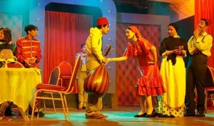 عميد آداب طنطا يشيد بفريق المسرح الفائز بمهرجان المسرحى الشتوي 27 - جريدة المساء