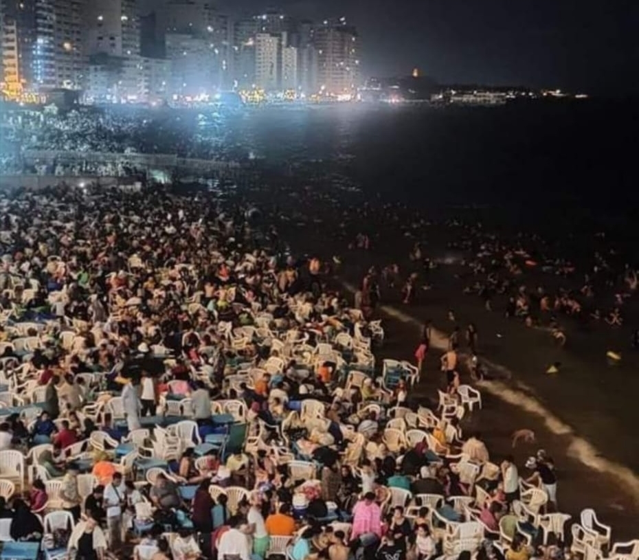 السياحة : صور شاطئ "سيدي بشر" المتدوالة علي فيس بوك من العام الماضي 19 - جريدة المساء