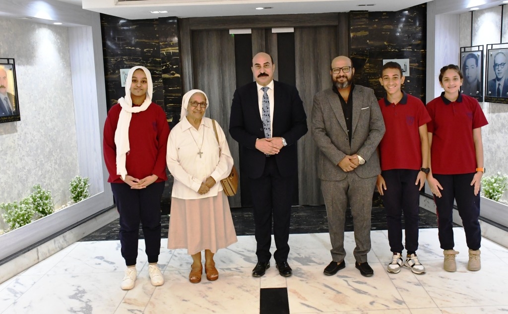 فى لمسة وفاء ورد للجميل .. طلاب الصف الأول بالمرحلة الإعدادية بمدرسة سانت تريز يقدموا شكرهم لمحافظ أسوان لتخرجهم كأول دفعة بهذه المرحلة 19 - جريدة المساء