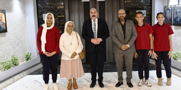 فى لمسة وفاء ورد للجميل .. طلاب الصف الأول بالمرحلة الإعدادية بمدرسة سانت تريز يقدموا شكرهم لمحافظ أسوان لتخرجهم كأول دفعة بهذه المرحلة 1 - جريدة المساء