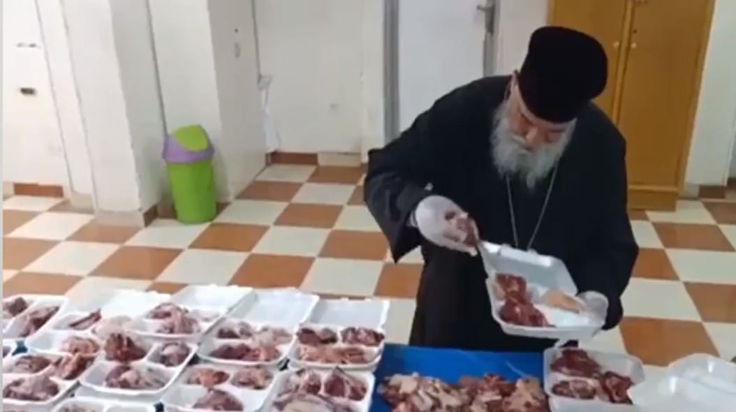 القمص يوأنس يجهز لحوم الأضحية قبل توزيعها علي الأسر اكثر احتياجا بالغردقة 17 - جريدة المساء