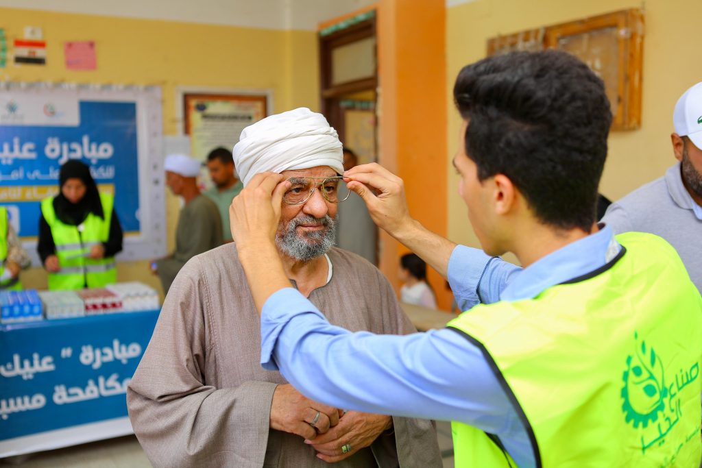 "صناع الخير" تطمئِن على عيون أهالي قرى الفيوم 19 - جريدة المساء