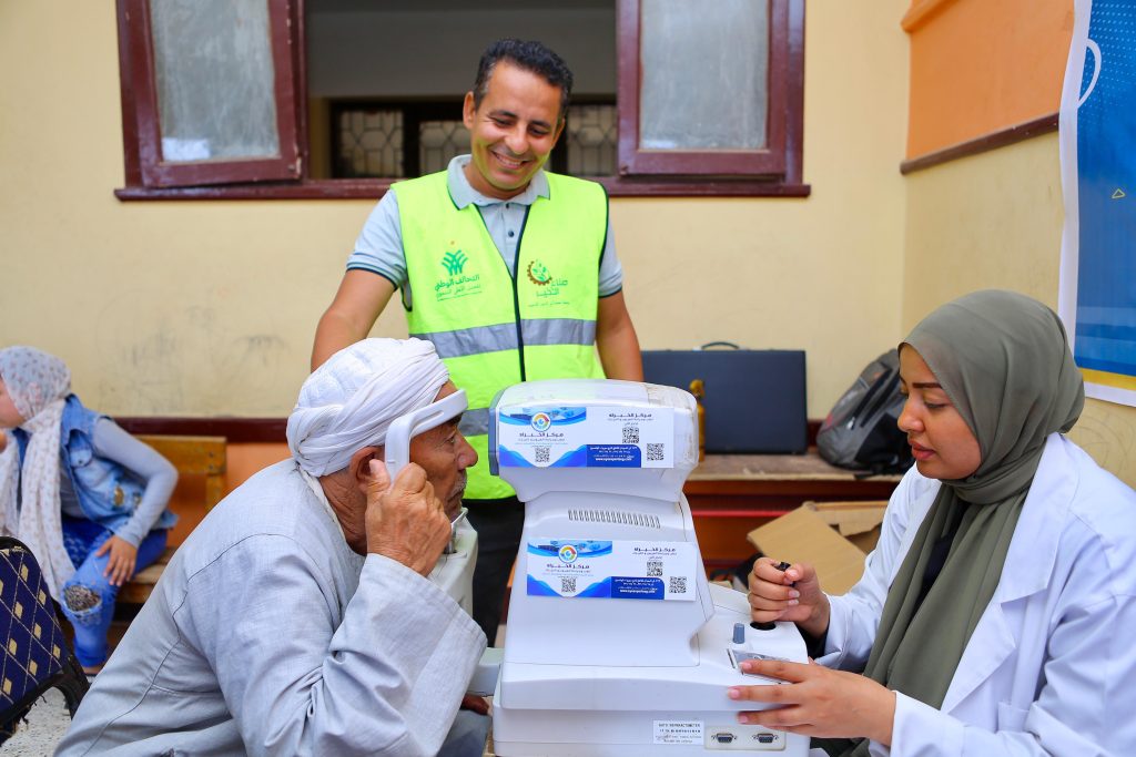"صناع الخير" تطمئِن على عيون أهالي قرى الفيوم 21 - جريدة المساء
