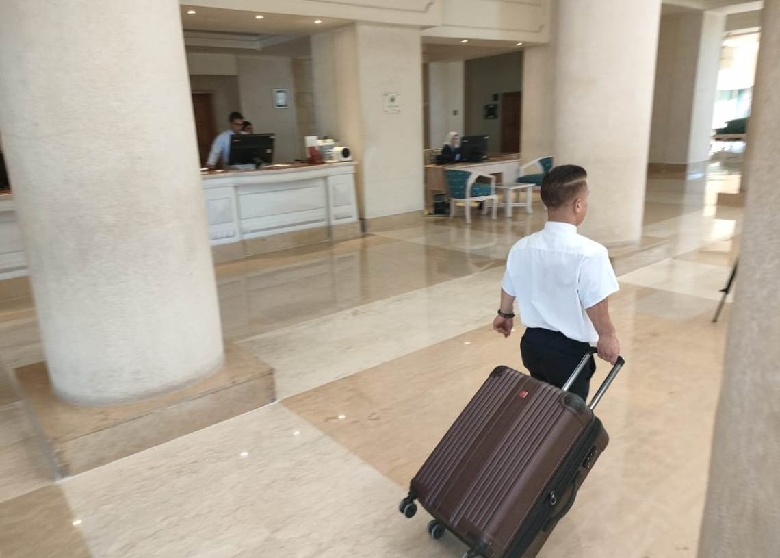 محمود ناصر اول شاب من قصار القامة يعمل بوظيفة حامل حقائب داخل القطاع السياحى بالبحر الأحمر . 18 - جريدة المساء