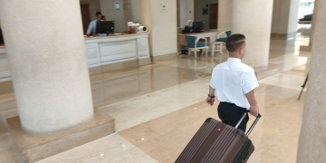 محمود ناصر اول شاب من قصار القامة يعمل بوظيفة حامل حقائب داخل القطاع السياحى بالبحر الأحمر . 1 - جريدة المساء