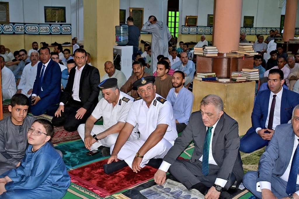 محافظ سوهاج يؤدي صلاة عيد الأضحى المبارك بمسجد "الشرطة" بمدينة ناصر و يهنئ أهالي سوهاج 19 - جريدة المساء