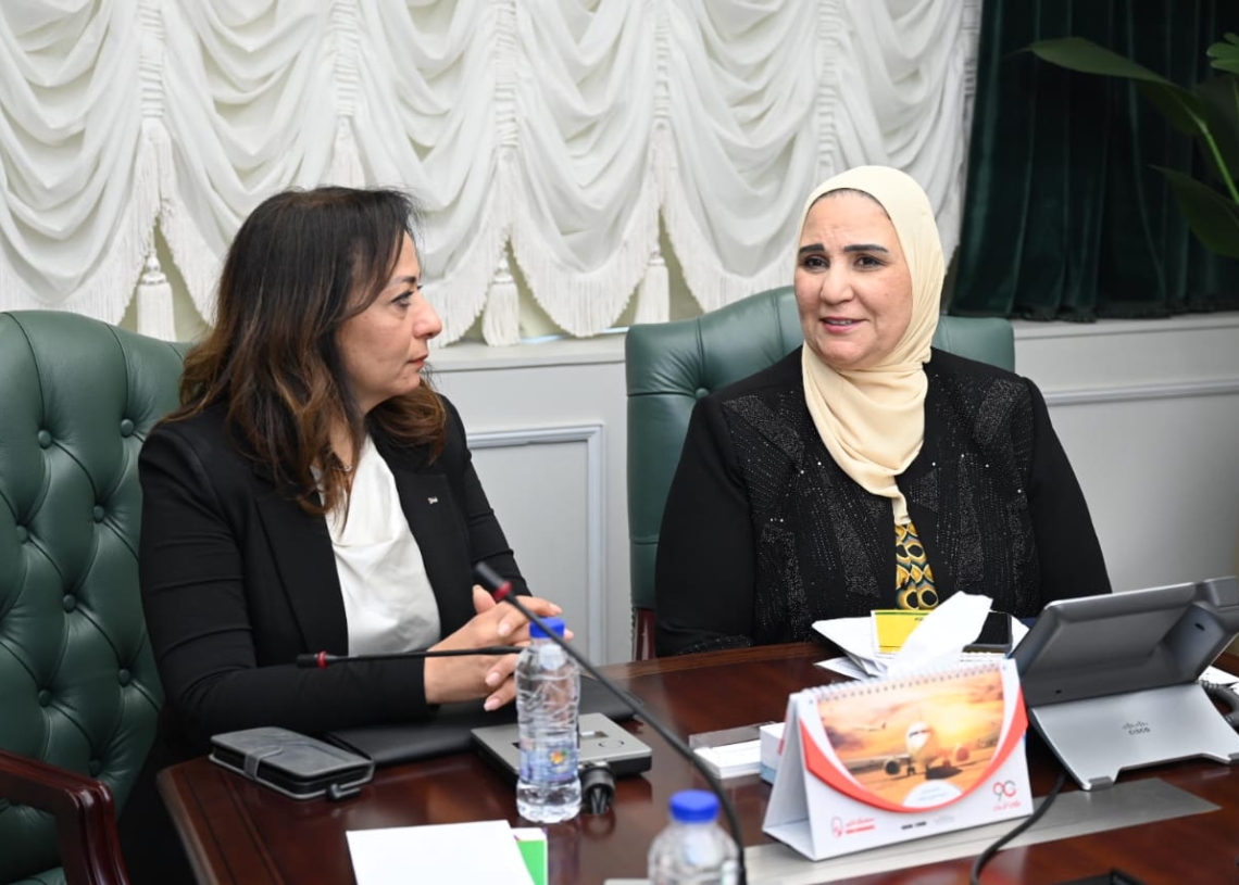 "نيفين القباج": الهلال الأحمر لديه 6 مناطق لوجستية لاستقبال وتجهيز المساعدات لأهالى غزة 18 - جريدة المساء وزيرة التضامن ونظيرتها الفلسطينية