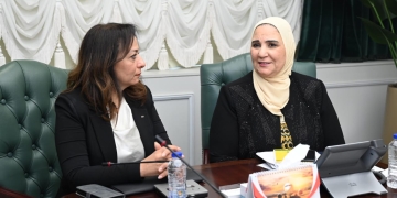 "نيفين القباج": الهلال الأحمر لديه 6 مناطق لوجستية لاستقبال وتجهيز المساعدات لأهالى غزة 1 - جريدة المساء وزيرة التضامن ونظيرتها الفلسطينية