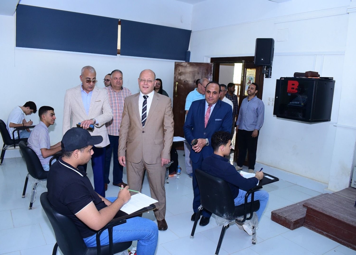 ١٠٠٠ طالب وطالبة يؤدون امتحانات نهاية العام بالجامعة الأهلية للتعلم الإلكتروني بسوهاج 19 - جريدة المساء