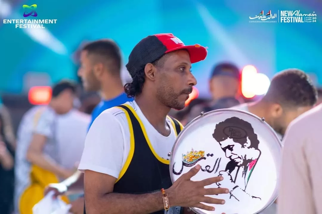 "تيشرتات للكينج ودفوف عليها اسم القدس".. الجمهور يتوافد على حفل محمد منير بمهرجان العلمين  18 - جريدة المساء