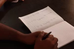 في إطار مبادرة "امسك قلمك واتعلم".. نائب محافظ الجيزة تفتتح فصلا لمحو الأمية للعاملين بالمنطقة الأثرية بالهرم 69 - جريدة المساء