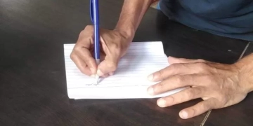 في إطار مبادرة "امسك قلمك واتعلم".. نائب محافظ الجيزة تفتتح فصلا لمحو الأمية للعاملين بالمنطقة الأثرية بالهرم 1 - جريدة المساء