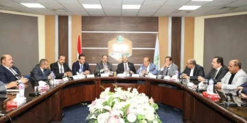 للإرتقاء بالصناعة المصرية..وزير العمل ومحافظ الشرقية يعقدان إجتماعاً مع مجلس إدارة جمعية مستثمري العاشر من رمضان 1 - جريدة المساء