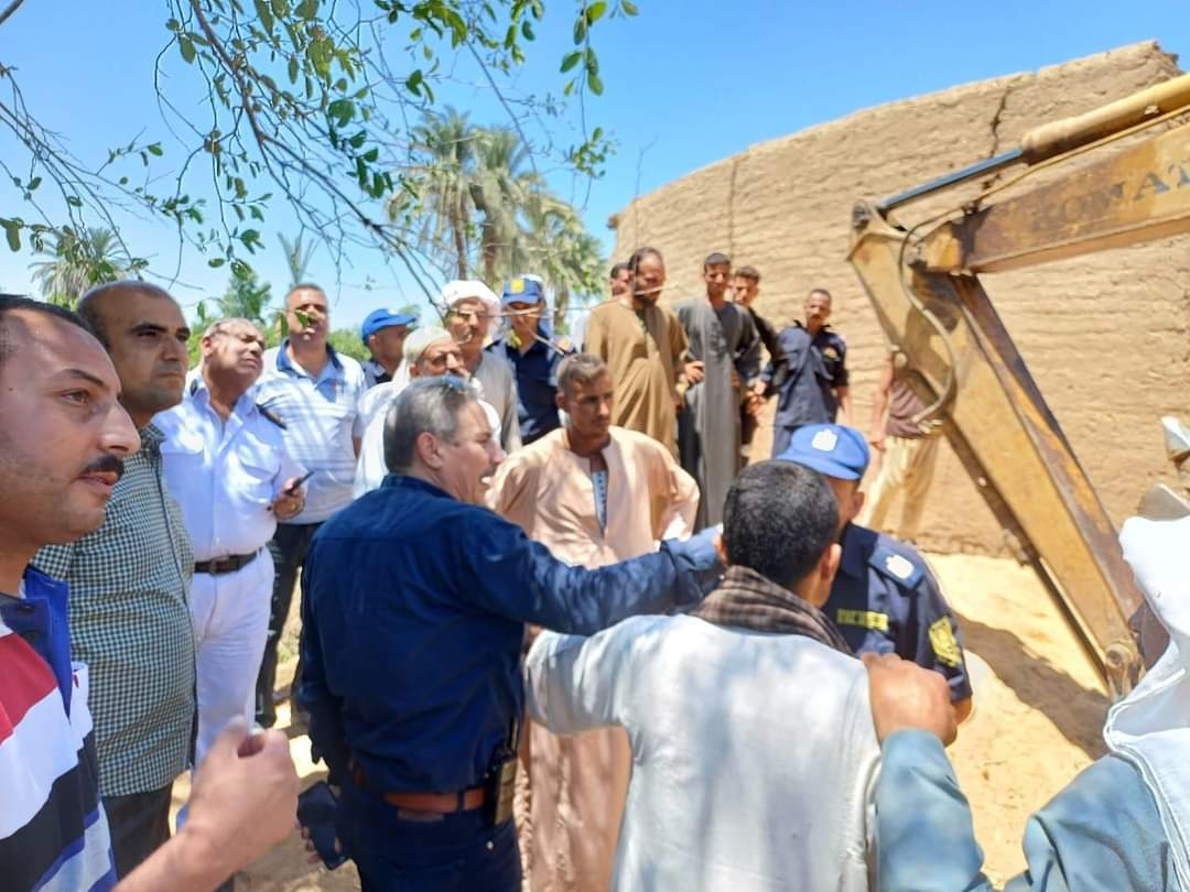 محافظ المنيا يعلن استخراج جثمان مواطن توفي أثناء حفر بئر مياه بعمق ٧ أمتار بمحيط منزله بملوى 19 - جريدة المساء