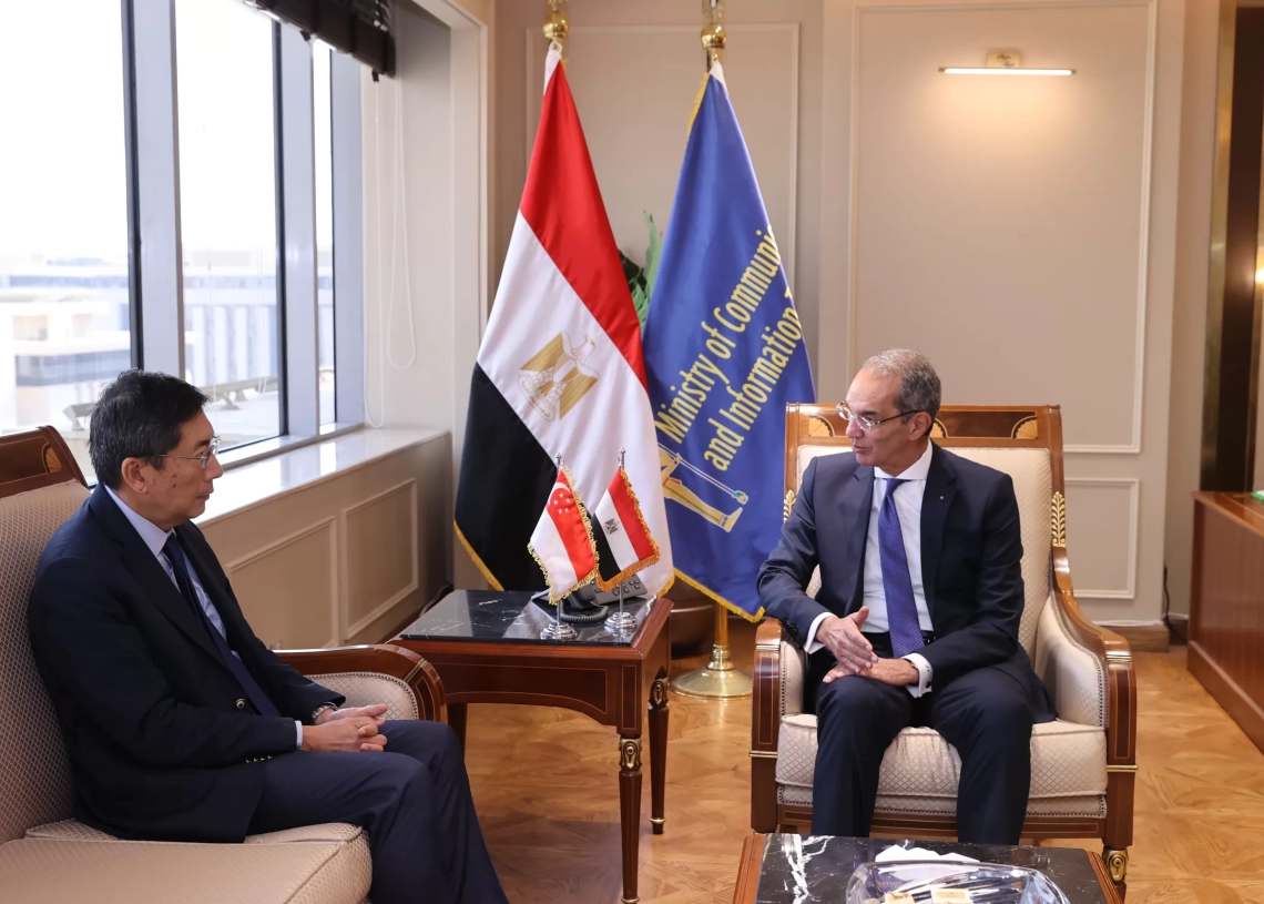 وزير الاتصالات يبحث مع سفير سنغافورو التعاون فى مجالات التعهيد والبحث والتطوير 18 - جريدة المساء