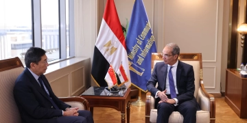 وزير الاتصالات يبحث مع سفير سنغافورو التعاون فى مجالات التعهيد والبحث والتطوير 1 - جريدة المساء