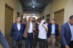 في إطار خطة المحافظة لمواجهة الأسواق العشوائية | محافظ الجيزة يزور سوق بن حزم بالبدرشين.. ويؤكد: يوفر نافذة حضارية لخدمة أهالى المدينة 25 - جريدة المساء