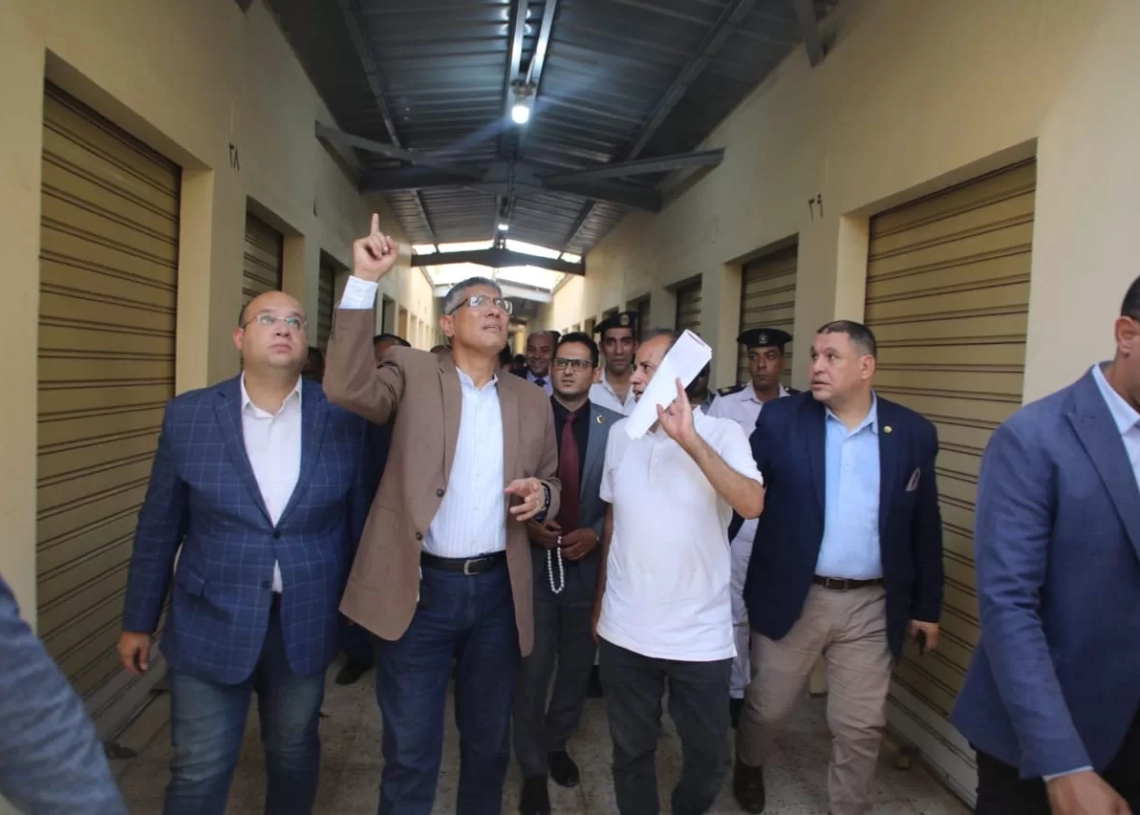 في إطار خطة المحافظة لمواجهة الأسواق العشوائية | محافظ الجيزة يزور سوق بن حزم بالبدرشين.. ويؤكد: يوفر نافذة حضارية لخدمة أهالى المدينة 15 - جريدة المساء