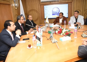 محافظ قنا خلال لقائه مع الصحفيين والإعلاميين