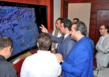 نائب محافظ سوهاج يلتقي مجموعة شباب تمهيدا لإطلاق مبادرة " بإيدينا نجمل شوارعنا " 21 - جريدة المساء