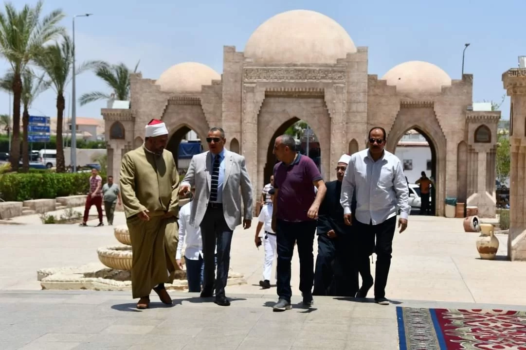 محافظ جنوب سيناء يؤدي صلاة الجمعة بمسجد المصطفى بشرم الشيخ 19 - جريدة المساء