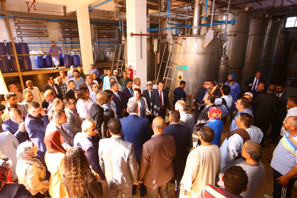 "مرسى" تختتم زيارتها للغربية بتفقد مصنع لإنتاج العطور وعجينة الياسمين بـ«قطور» 18 - جريدة المساء