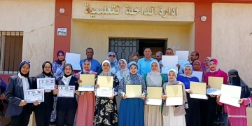 رئيس مركز الداخلة يمنح موط الفنية مكافأة مالية تشجيعا لاوائل الدبلومات على المحافظة 1 - جريدة المساء