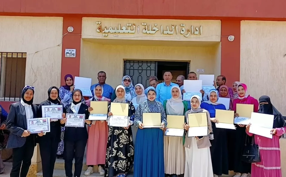 رئيس مركز الداخلة يمنح موط الفنية مكافأة مالية تشجيعا لاوائل الدبلومات على المحافظة 17 - جريدة المساء