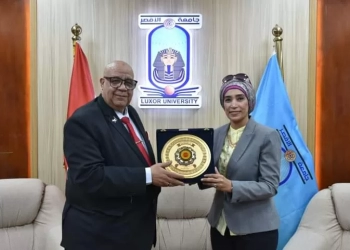 القائم بأعمال رئيس جامعة الأقصر تكرم رئيس الجامعة السابق تقديراً لجهوده خلال السنوات الماضية 18 - جريدة المساء