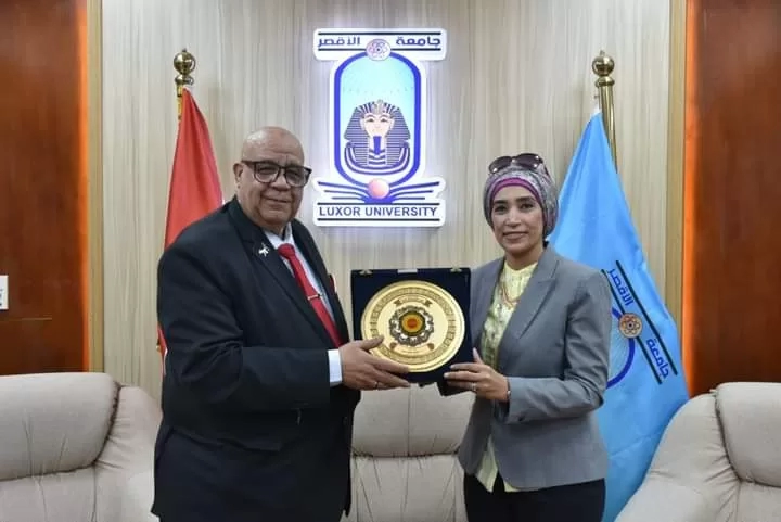 القائم بأعمال رئيس جامعة الأقصر تكرم رئيس الجامعة السابق تقديراً لجهوده خلال السنوات الماضية 20 - جريدة المساء القائم بأعمال رئيس جامعة الأقصر تكرم رئيس الجامعة السابق تقديراً لجهوده خلال السنوات الماضية 19 - جريدة المساء