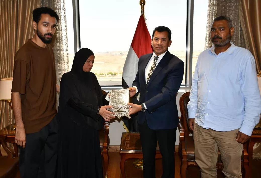 وزير الشباب والرياضة يلتقي أسرة لاعب نادي الكهرباء للتجديف الراحل محمد عمرو 20 - جريدة المساء وزير الشباب والرياضة يلتقي أسرة لاعب نادي الكهرباء للتجديف الراحل محمد عمرو 19 - جريدة المساء