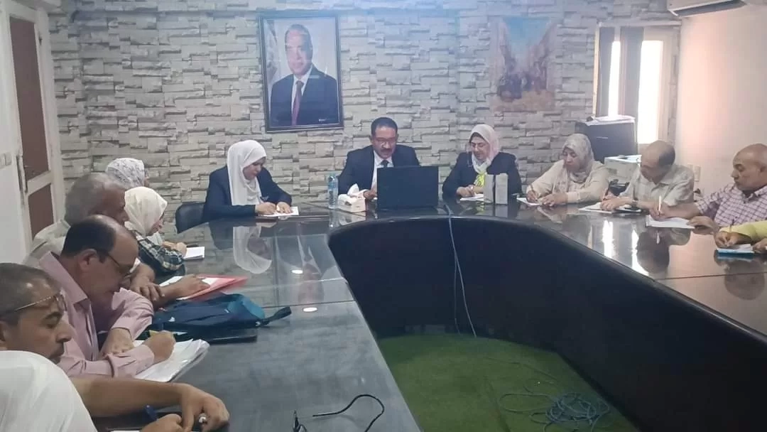 في إطار خطة الوزارة لتقليل الكثافات الطلابية.. وكيل تعليم الجيزة يقدم 16 توصية لحل المشكلة داخل المدارس 18 - جريدة المساء