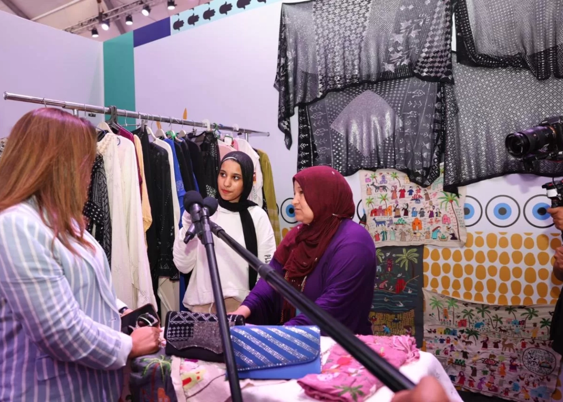 *وزيرة التنمية المحلية الدكتورة منال عوض وعمرو الفقى يتفقدان معرض المشروع القومي لتنمية الأسرة 19 - جريدة المساء *وزيرة التنمية المحلية الدكتورة منال عوض وعمرو الفقى يتفقدان معرض المشروع القومي لتنمية الأسرة 18 - جريدة المساء