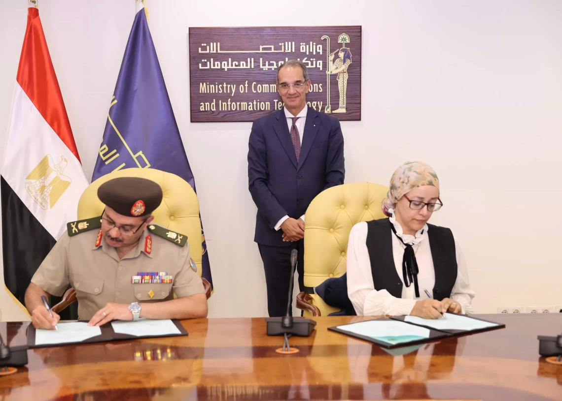وزير الاتصالات يشهد توقيع بروتوكول تعاون لإعداد الكوادر البشرية بالقوات المسلحة في تكنولوجيا المعلومات 17 - جريدة المساء