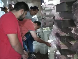 "جميعة" يقود حملة على المنشآت الغذائية بالزقازيق والقنايات.. غلق مصنعين وضبط وإعدام 10 طن أغذية فاسدة 29 - جريدة المساء