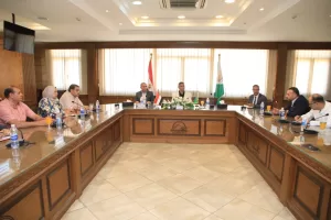 محافظ الجيزة يجتمع مع جمعية صحراء الأهرام لبحث ودراسة مشكلات مواطني حدائق الأهرام 20 - جريدة المساء