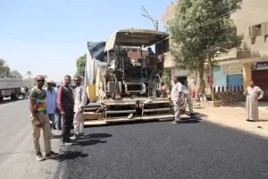 محافظ الجيزة يتفقد نسب تنفيذ مشروع الرصف والتطوير لطريق 21 الرئيسي بمركز الصف 25 - جريدة المساء