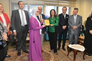 رئيس جامعة مدينة السادات تكرم أوائل الثانوية العامة 80 - جريدة المساء