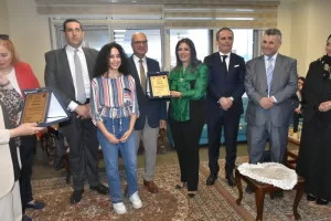 رئيس جامعة مدينة السادات تكرم أوائل الثانوية العامة 78 - جريدة المساء