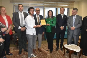 رئيس جامعة مدينة السادات تكرم أوائل الثانوية العامة 75 - جريدة المساء رئيس جامعة مدينة السادات تكرم أوائل الثانوية العامة 74 - جريدة المساء