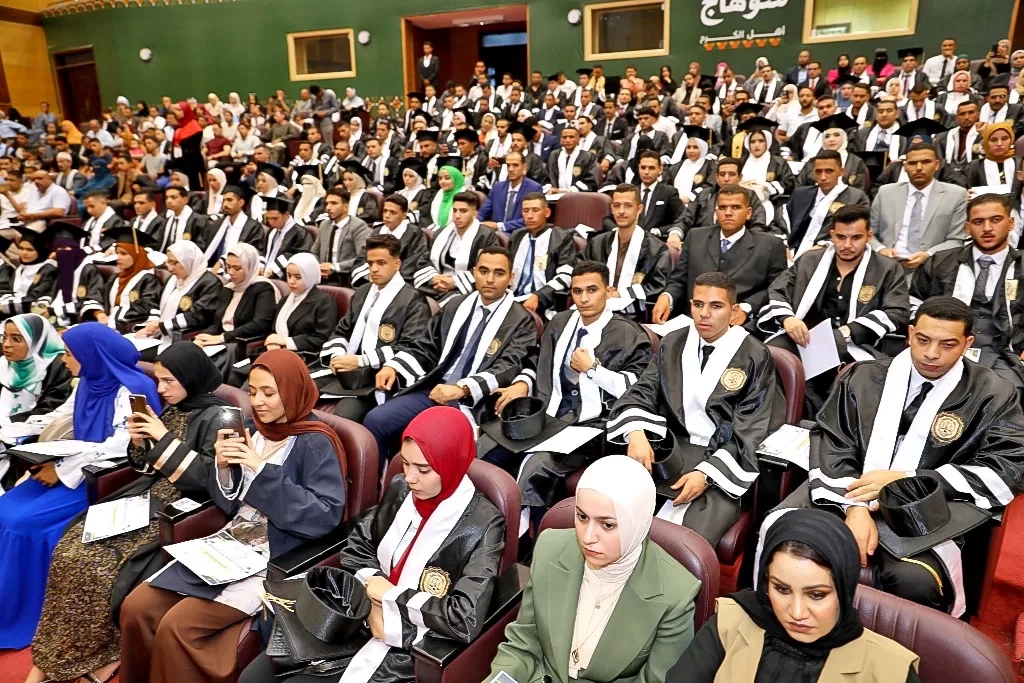 محافظ سوهاج يشهد حفل تخرج الدفعة السادسة لكلية الحقوق 17 - جريدة المساء