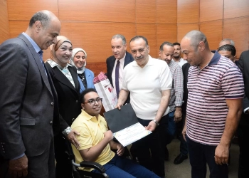 محافظ أسيوط يكرم الطالب "عمر ضياء" لحصوله على 99.5% فى الثانوية العامة أدبى "دمج" 25 - جريدة المساء