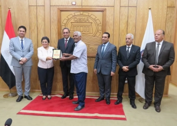 ■ نائب وزير الصحة تكرم رؤساء 3 أقسام نساء وتوليد بمستشفيات قنا تقديراً لجهودهم في زيادة معدلات الولادة الطبيعية وخفض القيصرية 17 - جريدة المساء